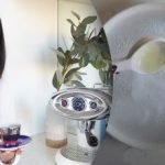 La ragazza ha mostrato come rimuovere i graffi dai piatti: